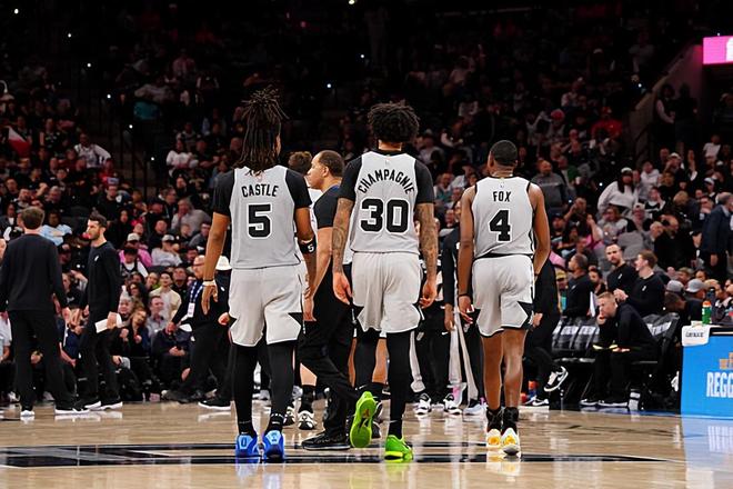 马刺大胜火箭 福克斯两双引领4连胜