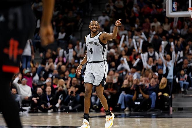 马刺大胜火箭 福克斯两双引领4连胜