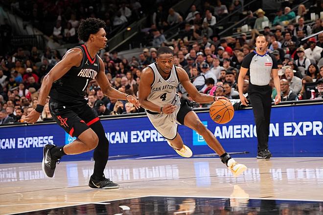 马刺大胜火箭 福克斯两双引领4连胜