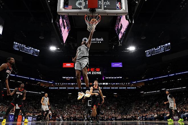 马刺大胜火箭 福克斯两双引领4连胜