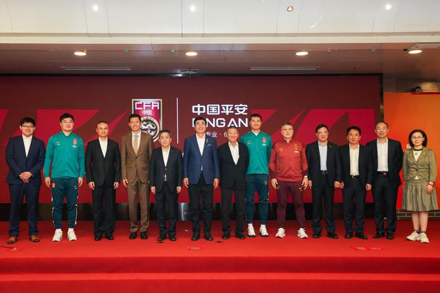 杨晨邵佳一现身青少年励志计划 留洋故事激励年